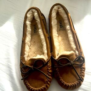 UGGs Dakota slipper 
New wot